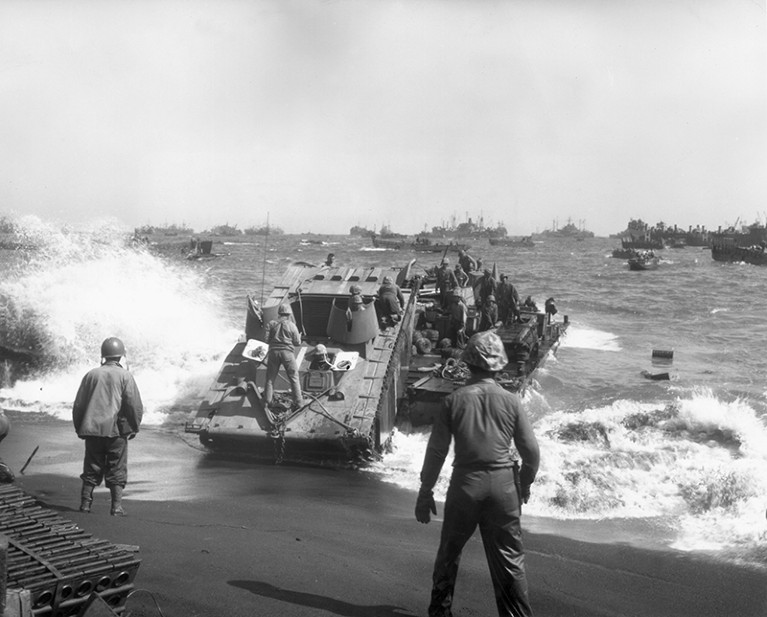 1945年，美国两栖部队登陆艇在黄滩，硫磺岛，日本。