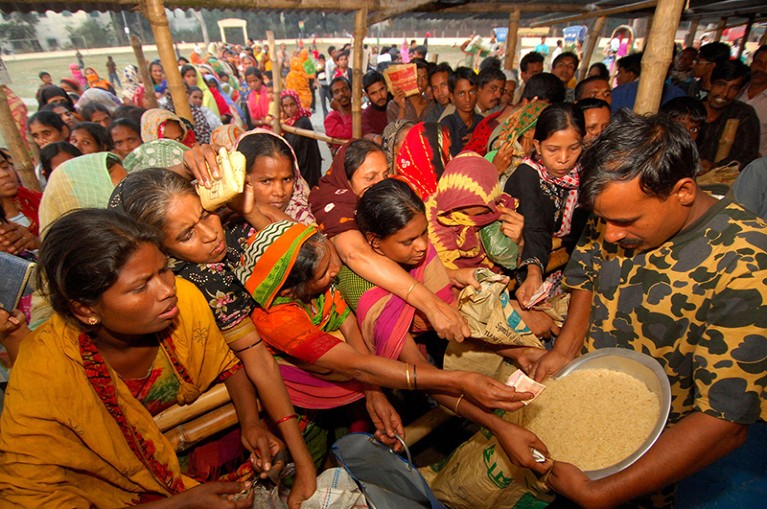 2008年，孟加拉国面临严重的粮食短缺，妇女们在达卡一家政府经营的公平价格商店里艰难地购买大米。