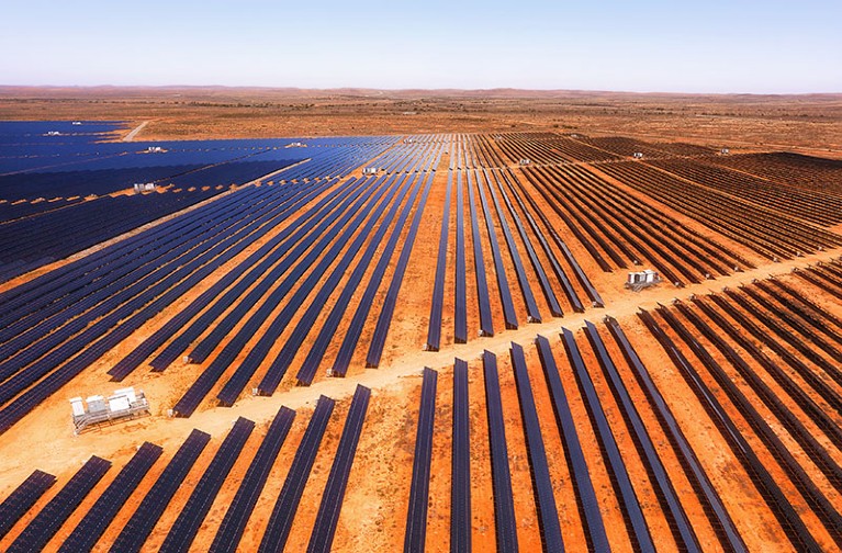 在澳大利亚内陆的布罗肯山太阳能发电厂，红色土壤上太阳能电池板元件的垂直线条