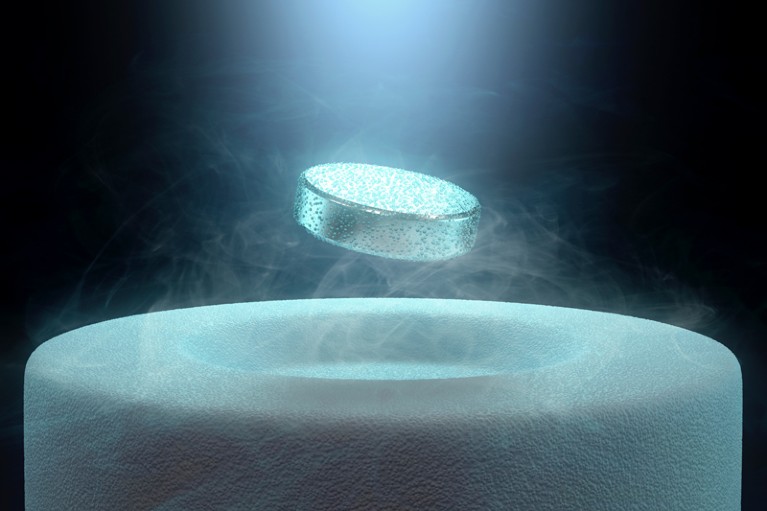 Illustratie van een schijfvormige magneet die zweeft boven een donutvormige supergeleider met wolken van koelvloeistof van vloeibare stikstof