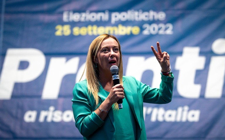 Giorgia Meloni, líder del partido de extrema derecha italiano Hermanos de Italia, gesticula durante un mitin.