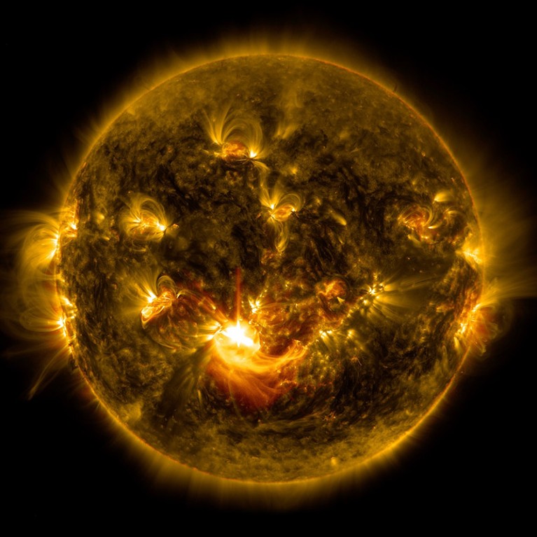 2014 yılında bir orta seviye güneş patlamasının NASA'nın Güneş Dinamikleri Gözlemevi görüntüsü.