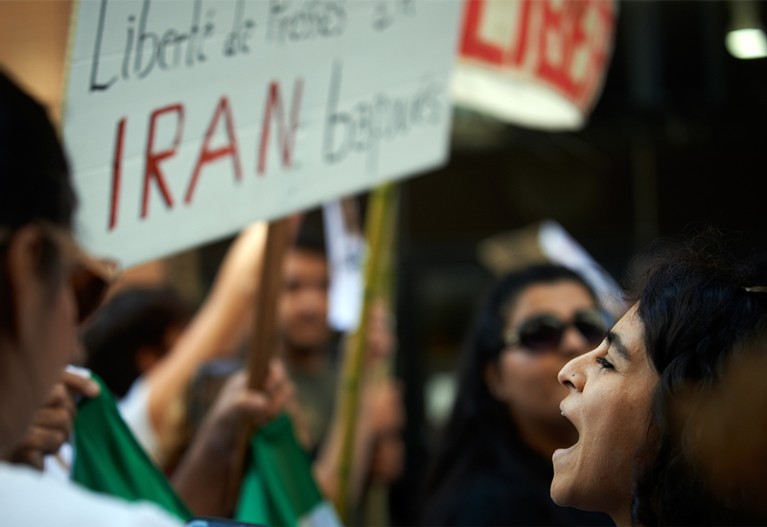Een vrouw reageert tijdens de mars na de dood van de jonge Iraanse vrouw, Mahsa Amini.