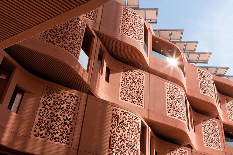 Zonnepanelen zijn te zien op het dak van woongebouwen van het Masdar Institute of Science and Technology in Abu Dhabi.
