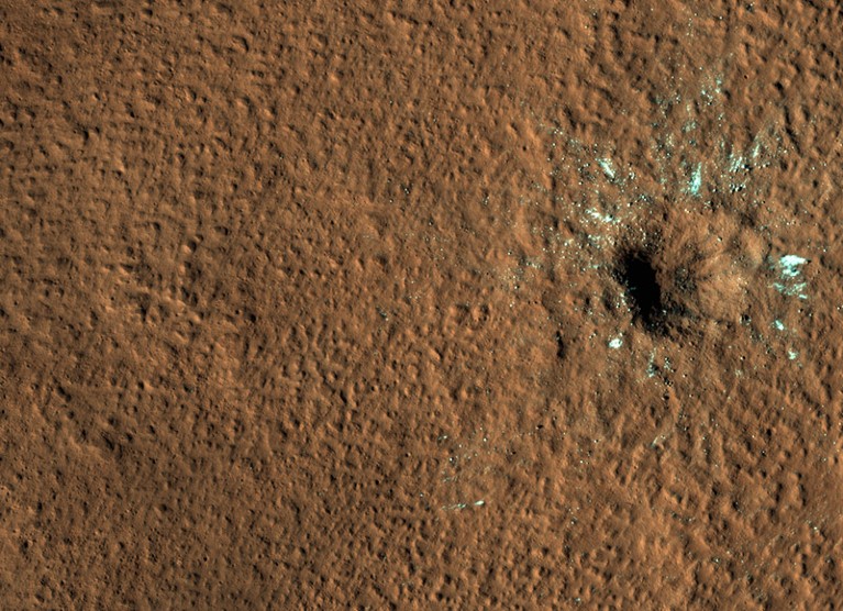 Inslaglocatie van een recente meteroride-inslag op Mars vastgelegd door de HiRISE-camera aan boord van de Mars Reconnaissance Orbiter.