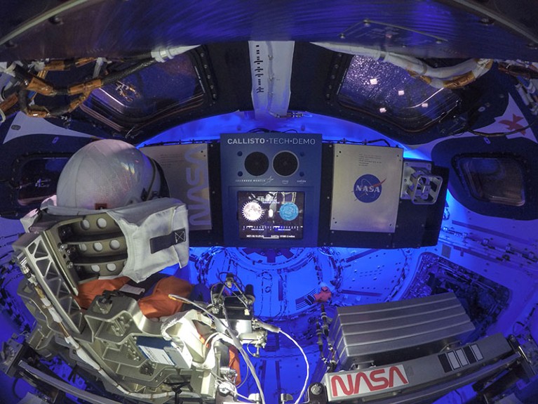 A view of the mannequin and the control panels of the cockpit, including the Callisto technology.