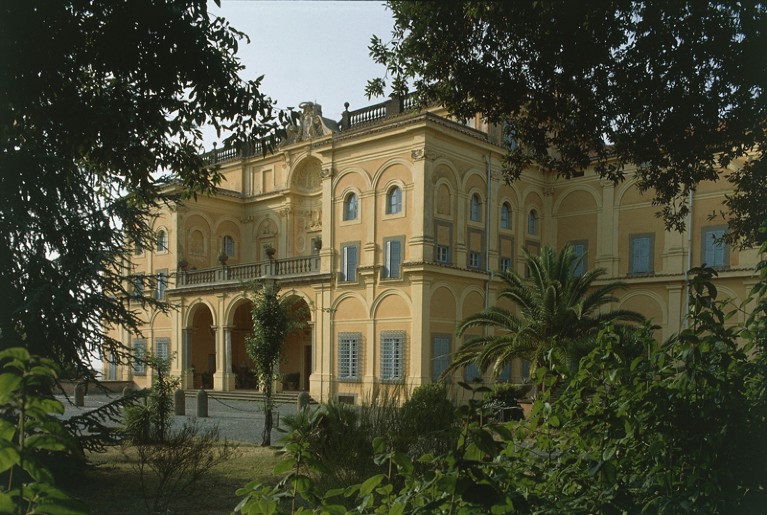 Villa Falconieri avec des arbres au premier plan