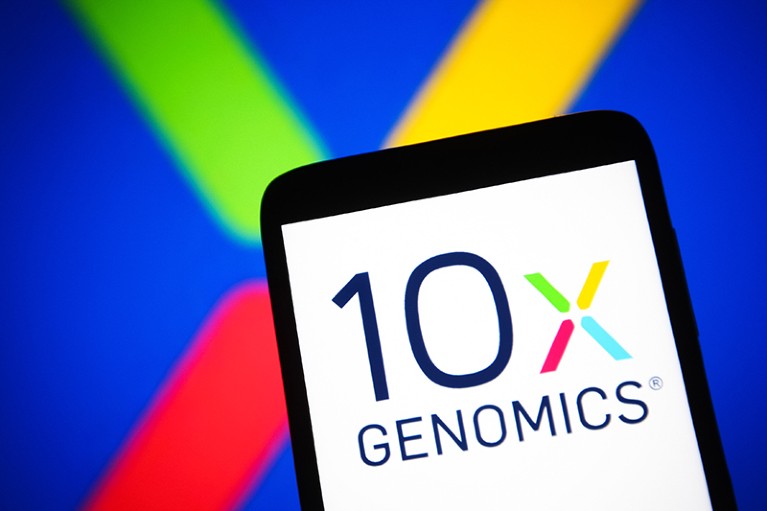 智能手机屏幕上显示的10x Genomics标志。