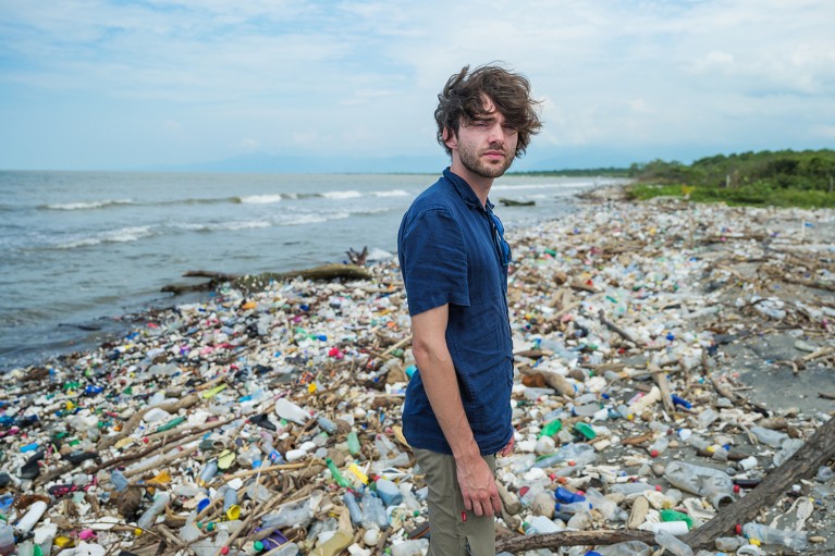 Boyan Slat, fundador y director ejecutivo de The Ocean Cleanup, presentando el Interceptor el 26 de octubre de 2019 en una playa de Honduras.