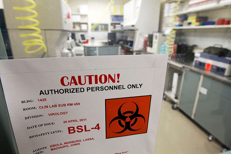 美国陆军传染病医学研究所生物安全4级实验室门上的标志。