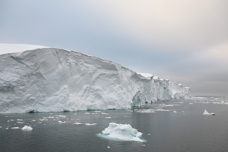 2022年9月5日，南极洲西部的思韦茨冰川是一条巨大的冰流，退缩的速度惊人。