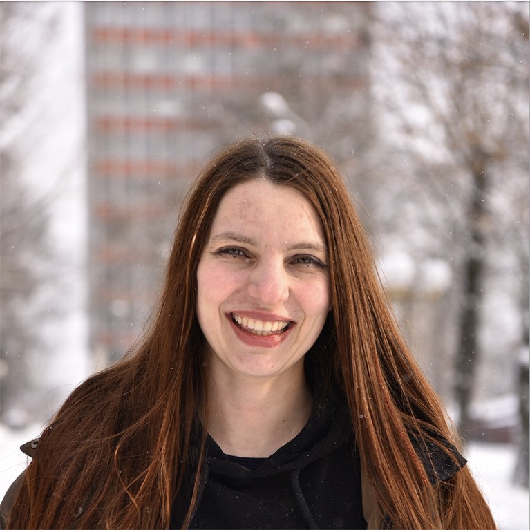 2021年2月，Kseniia Minakova在哈尔科夫国立技术大学理工学院的校园里。
