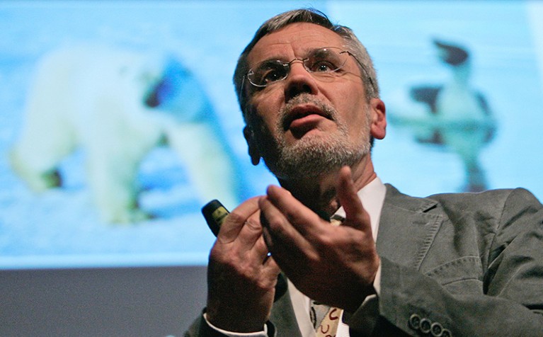 澳大利亚国立大学气候变化研究所的威尔·斯特芬在中国香港举行的“2010气候对话”上发言。