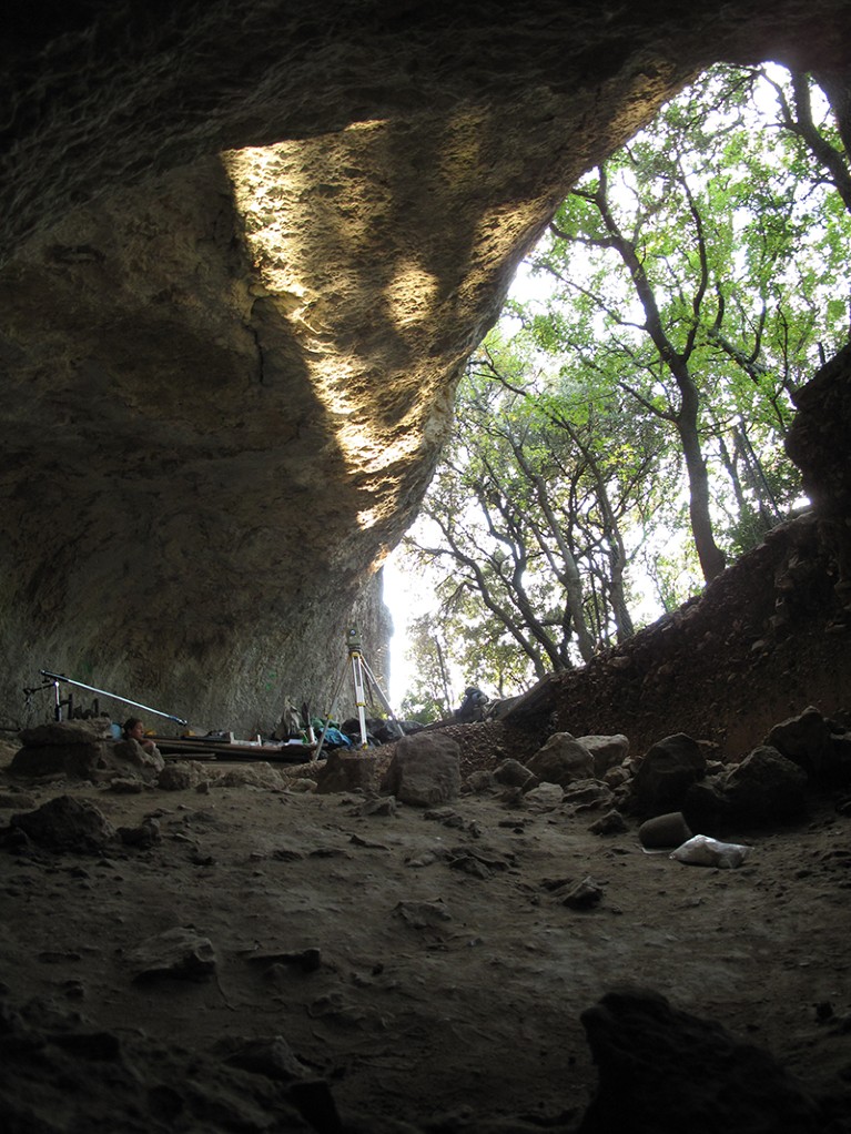 在Grotte Mandrin入口的考古挖掘的地面，土墙和天空的视图。
