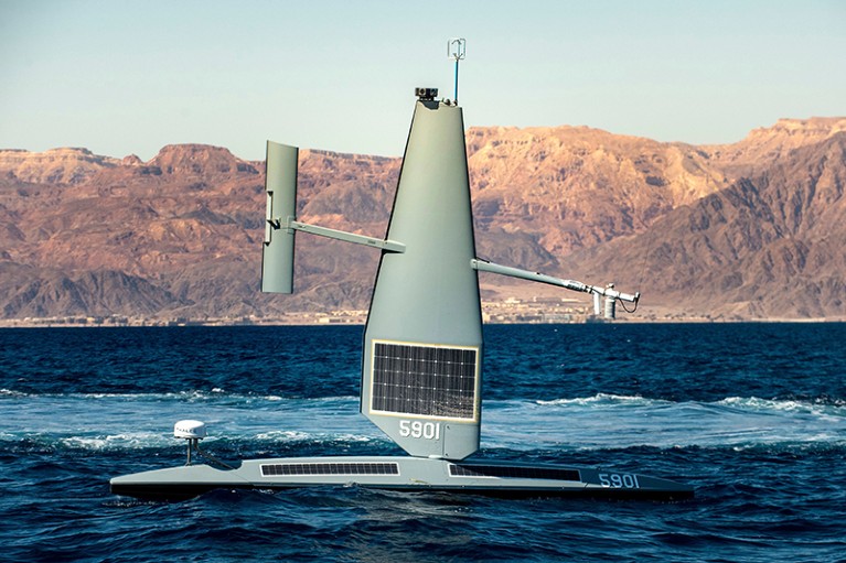 2022年2月9日，一架Saildrone Explorer无人海上无人机在亚喀巴湾航行，背景是陆地。
