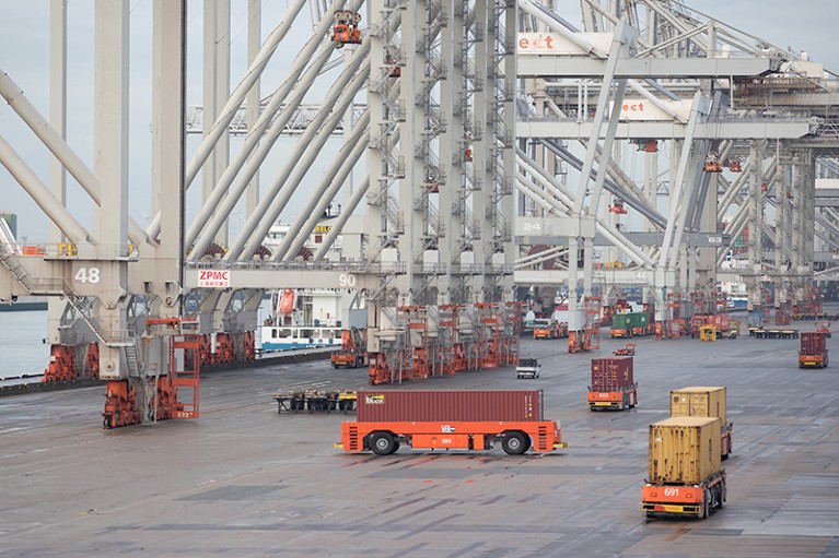 在荷兰鹿特丹港的Delta码头，集装箱由自动引导车辆运输。