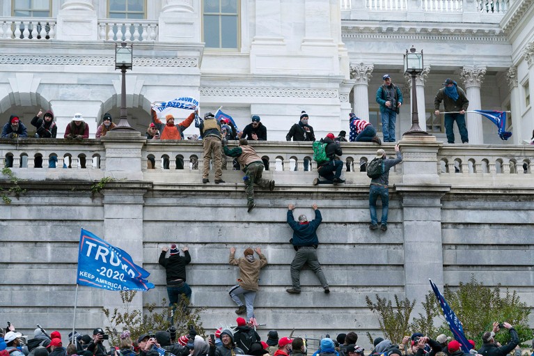 唐纳德·特朗普总统的支持者爬上华盛顿美国国会大厦的西墙