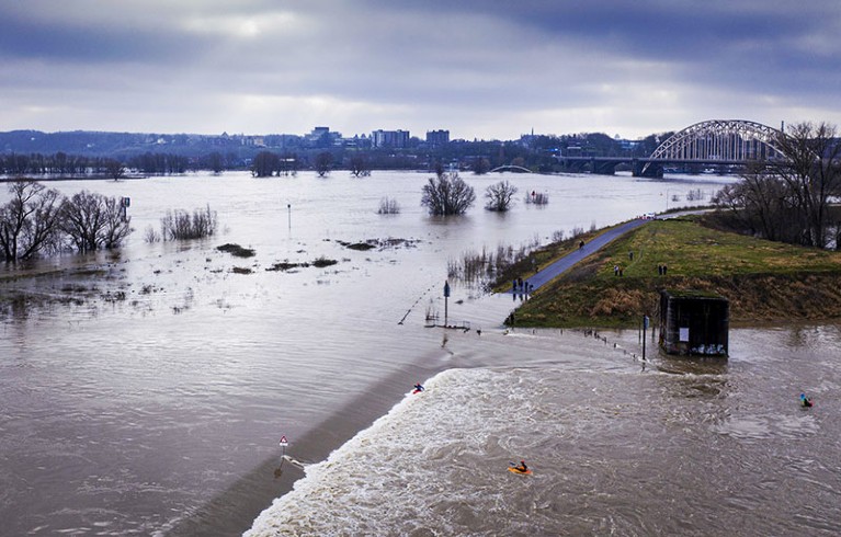 在探索电流流过一个堤瓦尔河的洪水平原,靠近了,荷兰。