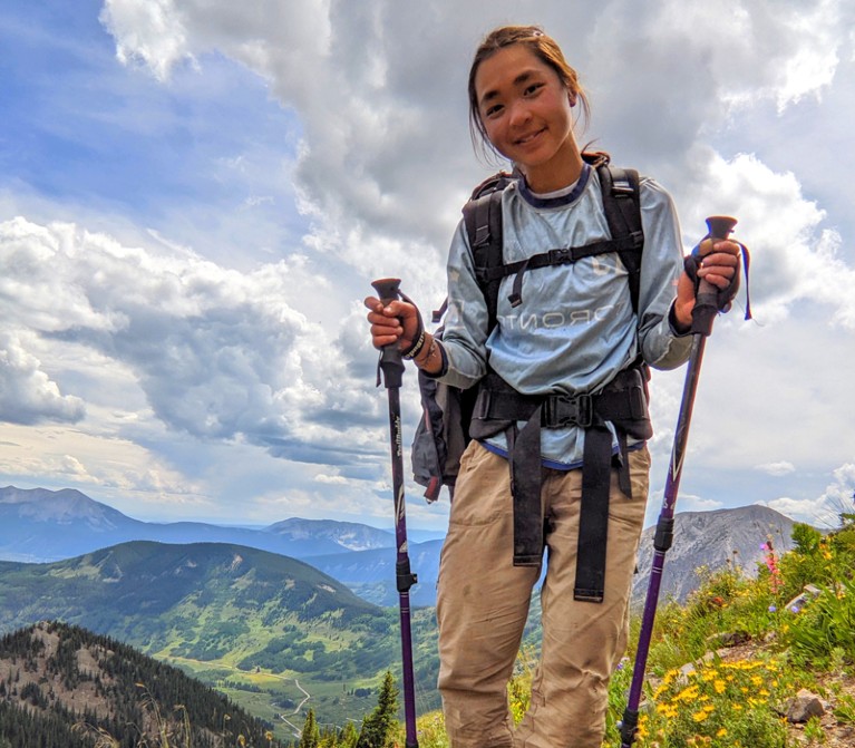 La estudiante de posgrado Lydia Wong estudia abejas y avispas silvestres en las Montañas Rocosas de Colorado.
