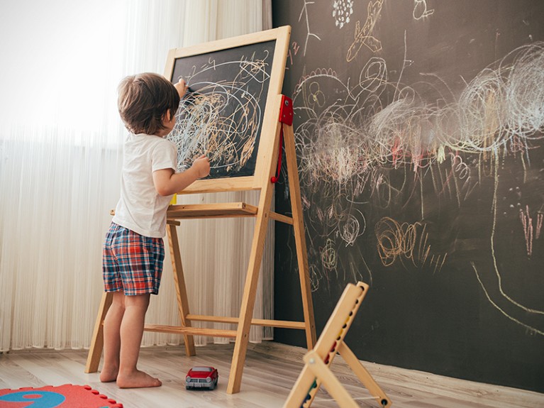 小孩画在黑板上