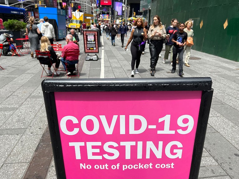 免费Covid-19测试网站仍在人行道上游客回到纽约6月20日,2022年。