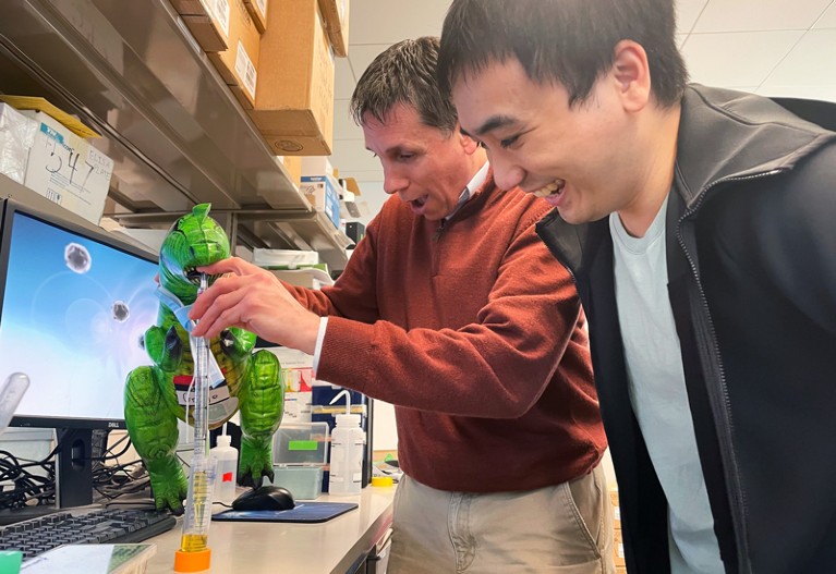 格雷戈里·比蒂博士博士和杰西·李(研究生)与吉祥物的实验室做实验。