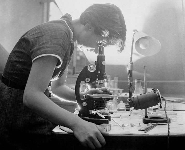Rosalind FRANKLIN 1920-1958, biophysicist, chemist at work in a laboratory in London, photo 1954.