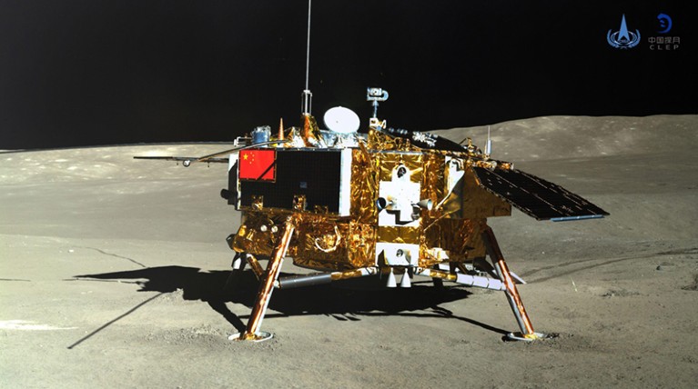 拍摄的罗孚Yutu-2(玉Rabbit-2) 1月11日,2019年的着陆器Chang 'e-4调查。
