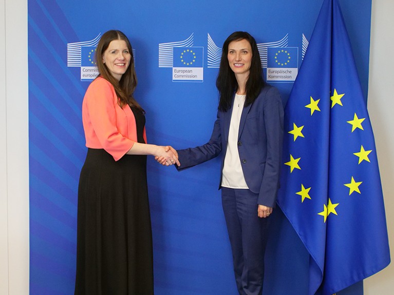 UK science minister Michelle Donelan and EU science commissioner Mariya Gabriel shakes hands.