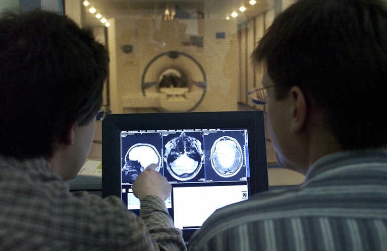 Two employees of the Leibniz Institute for Neurobiology analyse data from a 7T-high field magnetic resonance tomograph.