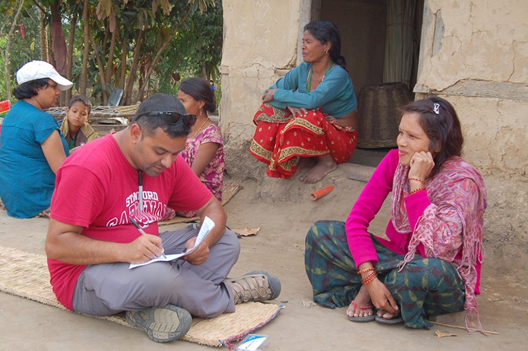Aashish Jha和团队成员Yoshina Gautam收集调查数据从Kailali Raji社区,尼泊尔。