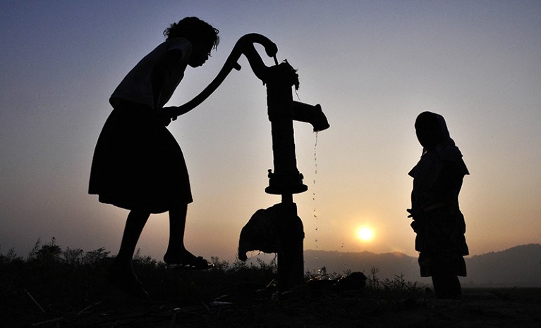 Des enfants indiens puisent de l'eau potable dans un puits tubulaire du village de Murkata.