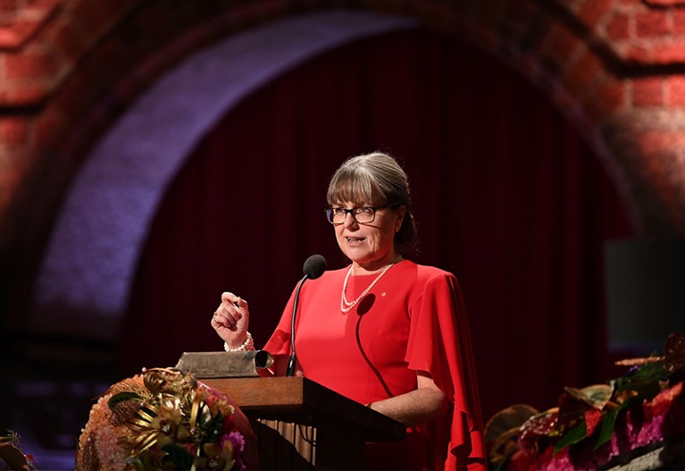 2018年ノーベル物理学賞を受賞した物理学者ドナ・ストリックランドがスウェーデンで開かれたノーベル賞宴会で演説している。