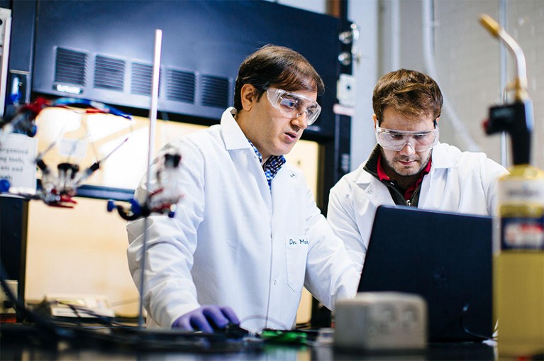 Mohammad Asadi & Andrés Ruiz Belmonte look at a monitor in the lab