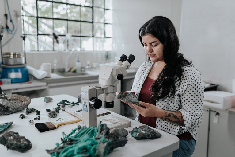 Fernanda Avelar Santos studies plastic rocks on a lab bench