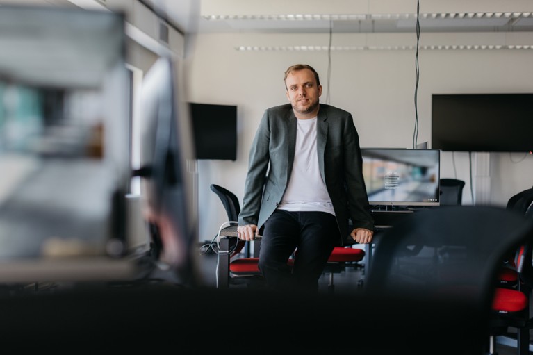 Portrait of Thomas Decru in a computer lab