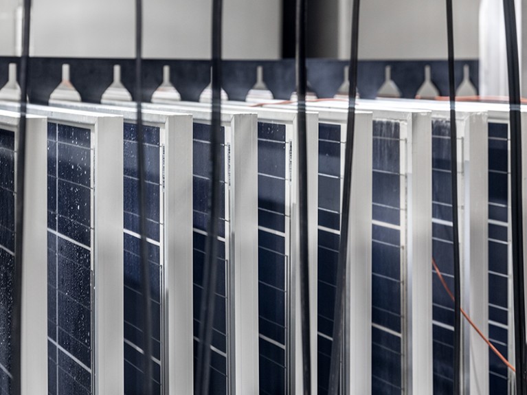 Qcells太阳能组件在位于德国塔尔海姆的Qcells技术与创新总部的组件测试中心进行加速测试检查。