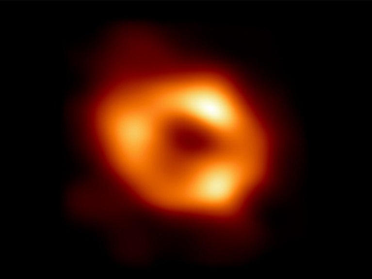 Сверхмассивная черная дыра в центре нашей галактики, изображение EHT.