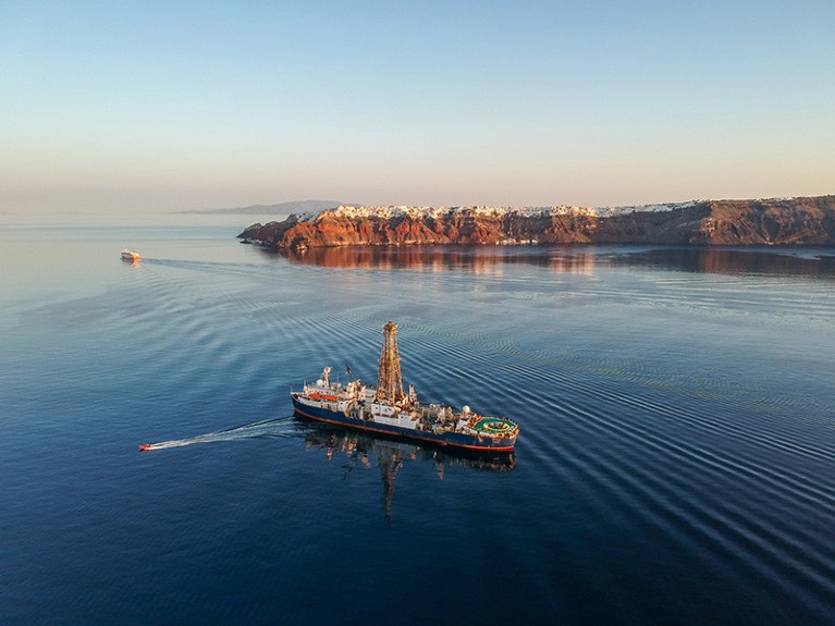 El barco JOIDES Resolution en la Caldera de Santorini, tomado con un dron.