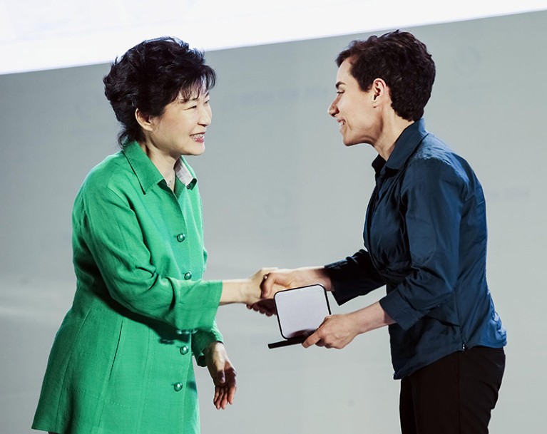 Standford hoogleraar wiskunde, Maryam Mirzakhani, ontvangt de Fields-medaille 2014 van de Zuid-Koreaanse president Park Geun-hye op het Internationale Congres voor Wiskundigen in Seoul, Zuid-Korea op 13 augustus 2014.