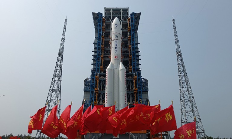 The Chang’e-6 lunar probe and the Long March-5 Y8 carrier rocket have been transferred vertically to the launching area at the Wenchang Space Launch Center in south China’s Hainan Province.
