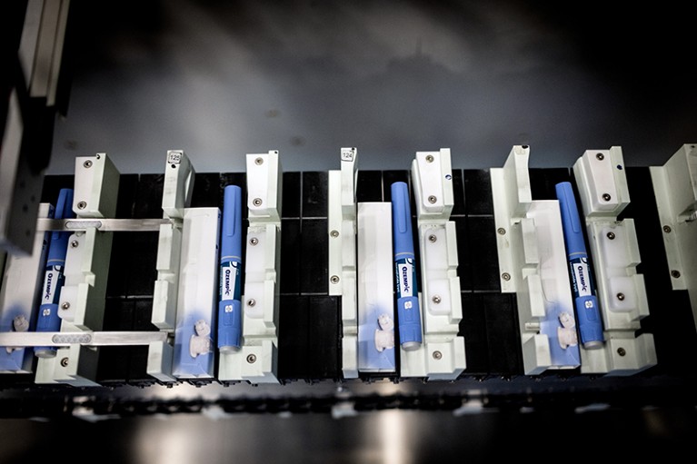 Le penne a iniezione Ozempic si muovono lungo un nastro trasportatore negli stabilimenti di produzione Novo Nordisk A/S a Hillerod, Danimarca.