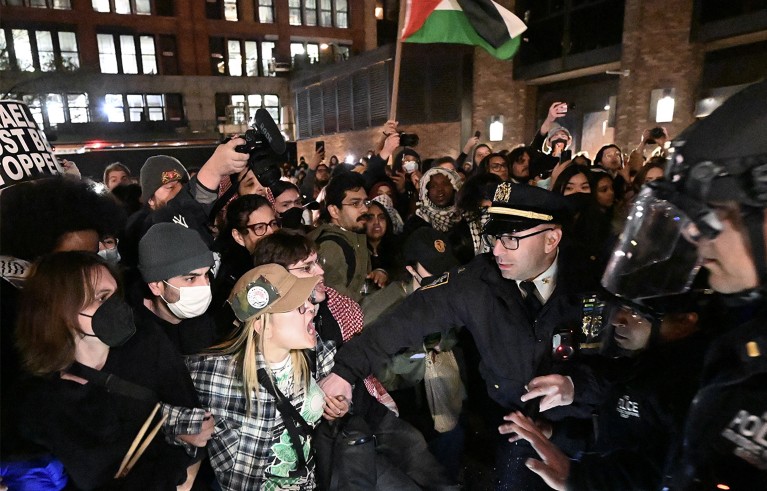 Más de 100 estudiantes de la Universidad de Nueva York (NYU) se manifestaron en el campus en solidaridad con los estudiantes de la Universidad de Columbia cuando fueron detenidos por la policía en Nueva York.