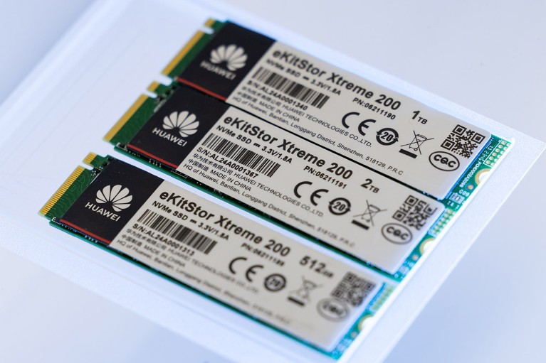 Primer plano de tres SSD NVMe de Huawei Technologies Co.