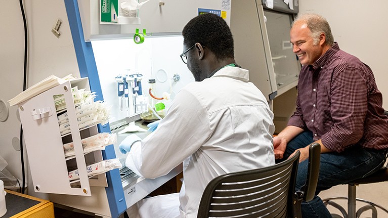 Kwabena Asare y su mentor de investigación, el Dr. Matthew Hayden, en el Laboratorio de Investigación del Centro Oncológico de Dartmouth.