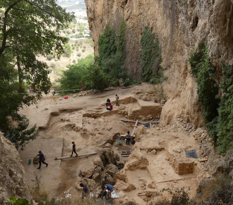 Una vista elevada de personas trabajando en el sitio arqueológico de El Salt en España.