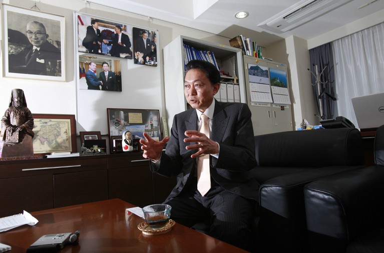 El ex primer ministro japonés Yukio Hatoyama analiza temas en su oficina en Tokio, 2012.