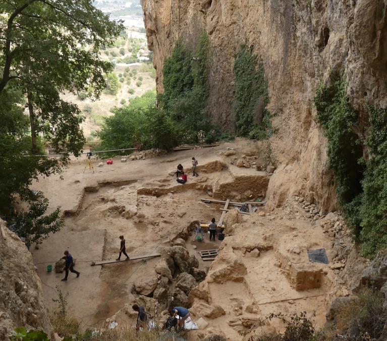 Una vista elevada de personas que trabajan en el sitio arqueológico de Salt, España.