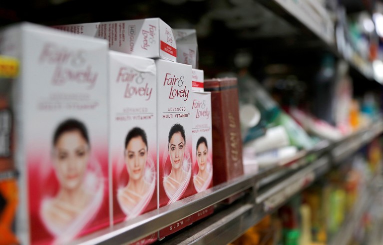 cajas de "justo y hermoso" Una marca de productos para aclarar la piel en el estante de una tienda de consumo en Nueva Delhi, India, el 25 de junio de 2020.