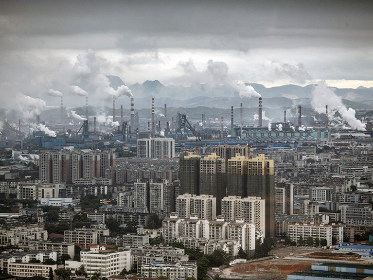 Nubes de humo y gases de escape de un gran complejo industrial que rodea las instalaciones de Liuzhou Iron and Steel Company en Liuzhou, China.